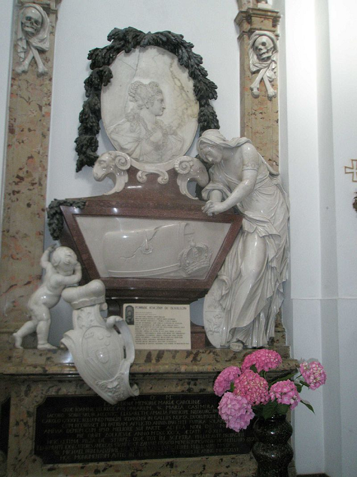 Pierre tombale de Marie-Charlotte Sobieska - dans l'glise de Saint-Kazimierz  Varsovie - conue par Lorenzo Mattielli son ancien amant - La fissure indique l'extinction de la famille Sobieski